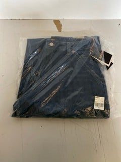 Lot 327  
            Nottingham SR2 - Delivery Only 

                
HUGO BOSS JEANS UK SIZE: 30X32