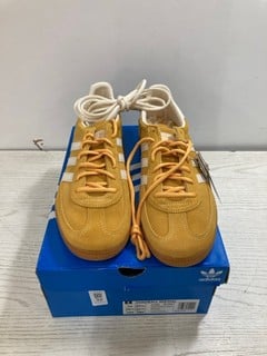 Lot 32  
            Nottingham SR2 - Delivery Only 

                
ADIDAS HANDBALL SPEZIAL SIZE: UK 10.5 ORIGINAL RRP: £90.00