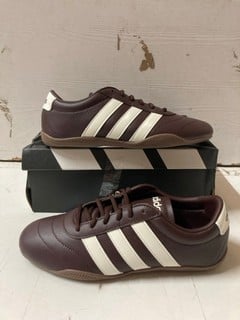 Lot 425  
            Nottingham SR2 - Delivery Only 

                
ADIDAS GRAND COURT LO W UK SIZE: 5