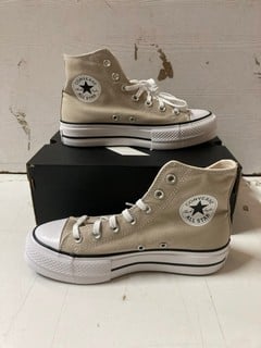 Lot 482  
            Nottingham SR2 - Delivery Only 

                
CONVERSE CHUCK TAYLOR ALL STAR LIFT PLATFORM SEASONAL COLOR UK SIZE: 5.5