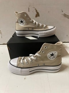 Lot 505  
            Nottingham SR2 - Delivery Only 

                
CONVERSE CHUCK TAYLOR ALL STAR LIFT PLATFORM SEASONAL COLOR UK SIZE: 4.5