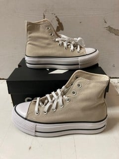 Lot 534  
            Nottingham SR2 - Delivery Only 

                
CONVERSE CHUCK TAYLOR ALL STAR LIFT PLATFORM SEASONAL COLOR UK SIZE: 3.5