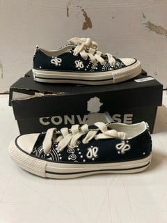 Lot 569  
            Nottingham SR2 - Delivery Only 

                
CONVERSE CHUCK ALL STAR LOW PAISLEY UK SIZE: 3
