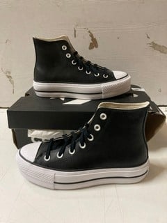 Lot 572  
            Nottingham SR2 - Delivery Only 

                
CONVERSE CHUCK TAYLOR LIFT PLATFORM LEATHER UK SIZE: 4