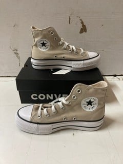 Lot 573  
            Nottingham SR2 - Delivery Only 

                
CONVERSE CHUCK TAYLOR ALL STAR LIFT PLATFORM SEASONAL COLOR UK SIZE: 4.5