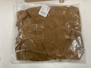 Lot 70  
            Nottingham SR2 - Delivery Only 

                
BOX OF VERA SUEDE MINI UK SIZE: S ORIGINAL RRP: £118.00