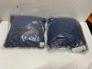 Lot 744  
            Nottingham SR2 - Delivery Only 

                
2 X BLUE FLUFFY PILLOWS