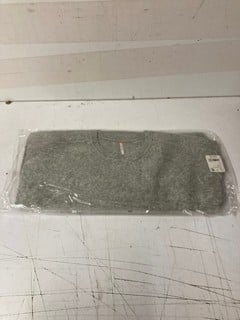 Lot 171  
            Nottingham SR3 - Delivery Only 

                
WOMEN'S DESIGNER PUNA PULLOVER XS (GREY) ORIGINAL RRP £140