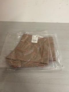 Lot 371  
            Nottingham SR3 - Delivery Only 
                
2 X ALESSIA MENSWEAR SHORTS SIZE: 0 ORIGINAL RRP £68 EACH