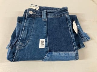 Lot 39  
            Nottingham SR3 - Delivery Only 
                
WOMEN'S DESIGNER BLUE MOTIF JEANS SIZE 26 ORIGINAL RRP £188