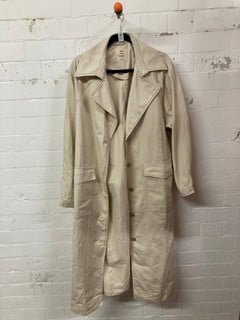 Lot 565  
            Nottingham SR3 - Delivery Only 

                
WOMEN'S DESIGNER COAT SIZE: S