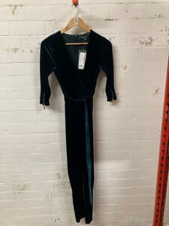 Lot 576  
            Nottingham SR3 - Delivery Only 

                
WOMEN'S DESIGNER DRESS SIZE: 10R