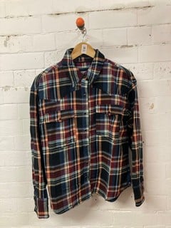 Lot 581  
            Nottingham SR3 - Delivery Only 
                
HUDSON CANYON SHIRT SIZE: XS ORIGINAL RRP £118