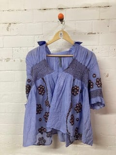 Lot 583  
            Nottingham SR3 - Delivery Only 
                
WOMEN'S DESIGNER TOP SIZE: XL ORIGINAL RRP £118