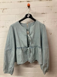 Lot 592  
            Nottingham SR3 - Delivery Only 
                
WOMEN'S LIGHT TINT WASH DENIM TOP SIZE: S ORIGINAL RRP £118