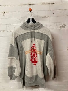 Lot 596  
            Nottingham SR3 - Delivery Only 
                
DESIGNER GREY JUMPER SIZE: L