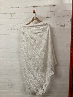 Lot 598  
            Nottingham SR3 - Delivery Only 
                
WOMEN'S WHITE DESIGNER DRESS SIZE: S ORIGINAL RRP $398