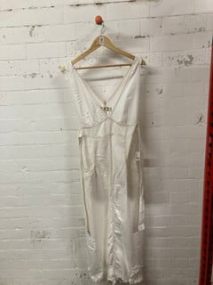 Lot 601  
            Nottingham SR3 - Delivery Only 
                
WOMEN'S ALICE WHITE DRESS SIZE: XS ORIGINAL RRP £178