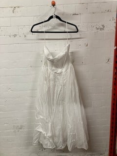 Lot 607  
            Nottingham SR3 - Delivery Only 
                
ESTIE COTTON MAXI DRESS SIZE: 8