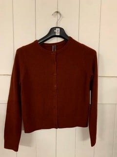 Lot 631  
            Nottingham SR3 - Delivery Only 
                
WOMEN'S DESIGNER RED CARDI SIZE: XS ORIGINAL RRP £158