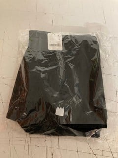 Lot 784  
            Nottingham SR3 - Delivery Only 

                
WOMEN'S DESIGNER GALIVANTING CORD SHORTS SIZE 27 (BLACK) ORIGINAL RRP £88