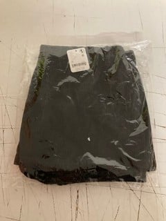 Lot 789  
            Nottingham SR3 - Delivery Only 

                
WOMEN'S DESIGNER GALIVANTING CORD SHORTS SIZE 26 (BLACK) ORIGINAL RRP £88