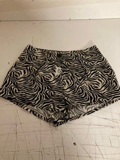 Lot 793  
            Nottingham SR3 - Delivery Only 
                
NIGEL PRESTON SHORTS IN ZEBRA SIZE S ORIGINAL RRP $128