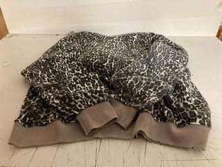 Lot 794  
            Nottingham SR3 - Delivery Only 
                
WOMEN'S DESIGNER HOODIE SIZE XS ORIGINAL RRP £118