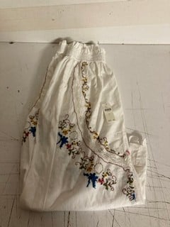 Lot 795  
            Nottingham SR3 - Delivery Only 
                
WOMEN'S DESIGNER TROUSERS SIZE L ORIGINAL RRP £120