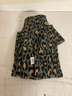 Lot 797  
            Nottingham SR3 - Delivery Only 
                
WOMEN'S DESIGNER TROUSERS IN ARMY COMBO SIZE 0 ORIGINAL RRP £158