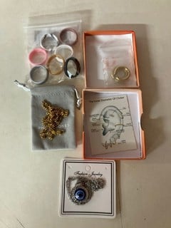 Lot 754  
            Nottingham SR5 - Delivery Only 

                
BOX OF COSTUME JEWELLERY