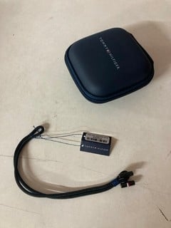 Lot 755  
            Nottingham SR5 - Delivery Only 

                
BOX OF COSTUME JEWELLERY