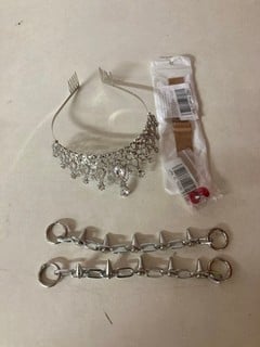 Lot 757  
            Nottingham SR5 - Delivery Only 

                
BOX OF COSTUME JEWELLERY