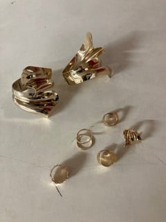 Lot 759  
            Nottingham SR5 - Delivery Only 

                
BOX OF COSTUME JEWELLERY