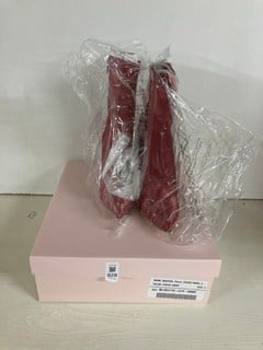 Lot 828  
            Nottingham SR5 - Delivery Only 

                
JUSTFAB BOOTIES,LLLIANA CEDAR WOOD SIZE:6