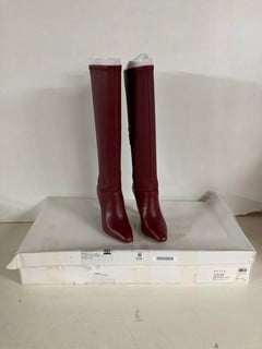 Lot 839  
            Nottingham SR5 - Delivery Only 

                
REISS CRESSIDA MILITARY GREEN KNEE HIGH BOOTS SIZE:37 ORIGINAL RRP:£350