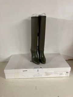 Lot 840  
            Nottingham SR5 - Delivery Only 

                
REISS CRESSIDA CLARET KNEE HIGH BOOTS SIZE:37 ORIGINAL RRP:£350