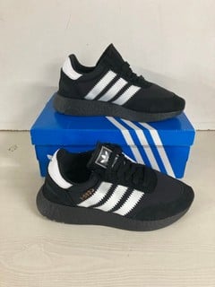 Lot 841  
            Nottingham SR5 - Delivery Only 

                
ADIDAS ORIGINALS RUNNER TRAINERS IN BLACK SIZE:UK4