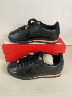 Lot 843  
            Nottingham SR5 - Delivery Only 

                
NIKE WOMEN'S CLASSIC CORTEZ PREM TRAINERS SIZE UK4