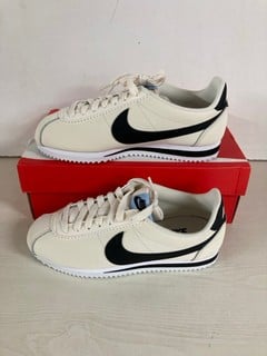 Lot 844  
            Nottingham SR5 - Delivery Only 

                
NIKE WOMEN'S CLASSIC CORTEZ LEATHER TRAINERS UK4