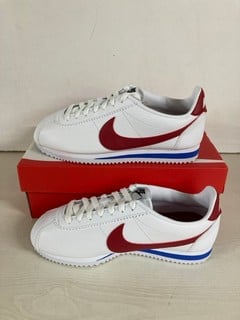 Lot 845  
            Nottingham SR5 - Delivery Only 

                
NIKE WOMEN'S CLASSIC CORTEZ LEATHER TRAINERS UK5
