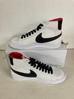 Lot 846  
            Nottingham SR5 - Delivery Only 

                
NIKE BY YOU SWOOSH TRAINERS SIZE UNKNOWN