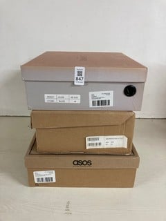 Lot 847  
            Nottingham SR5 - Delivery Only 

                
3 X PAIRS OF SHOES TO INC SIMMI LONDON ANKLE BOOTS