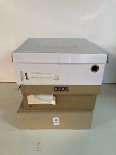 Lot 849  
            Nottingham SR5 - Delivery Only 

                
3 X PAIRS OF SHOES TO INC TRUFFLE COLLECTION KNEE HIGH BOOTS