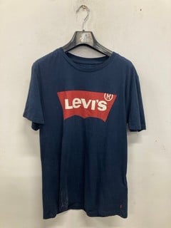 Lot 1000  
            Nottingham SR9 - Delivery Only 

                
LEVIS NAVY LOGO T-SHIRT UK SIZE L