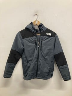 Lot 1010  
            Nottingham SR9 - Delivery Only 

                
JUNIOR THE NORTH FACE GREY/BLACK JACKET UK SIZE XL