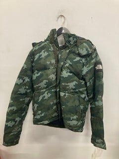 Lot 1011  
            Nottingham SR9 - Delivery Only 

                
THE NORTH FACE GREEN CAMO PUFFER JACKET UK SIZE M