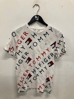 Lot 1022  
            Nottingham SR9 - Delivery Only 

                
TOMMY HILFIGER WHITE LOGO PRINT T-SHIRT UK SIZE 16