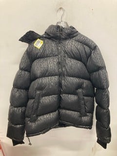Lot 1028  
            Nottingham SR9 - Delivery Only 

                
MERCIER BLACK LOGO PRINT PUFFER JACKET UK SIZE M