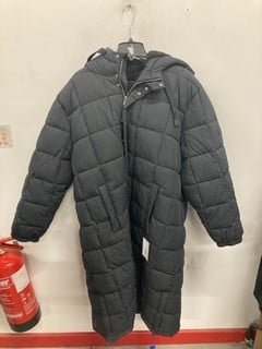 Lot 1029  
            Nottingham SR9 - Delivery Only 

                
TOG 24 WOMENS BLACK TRENCH COAT UK SIZE 24